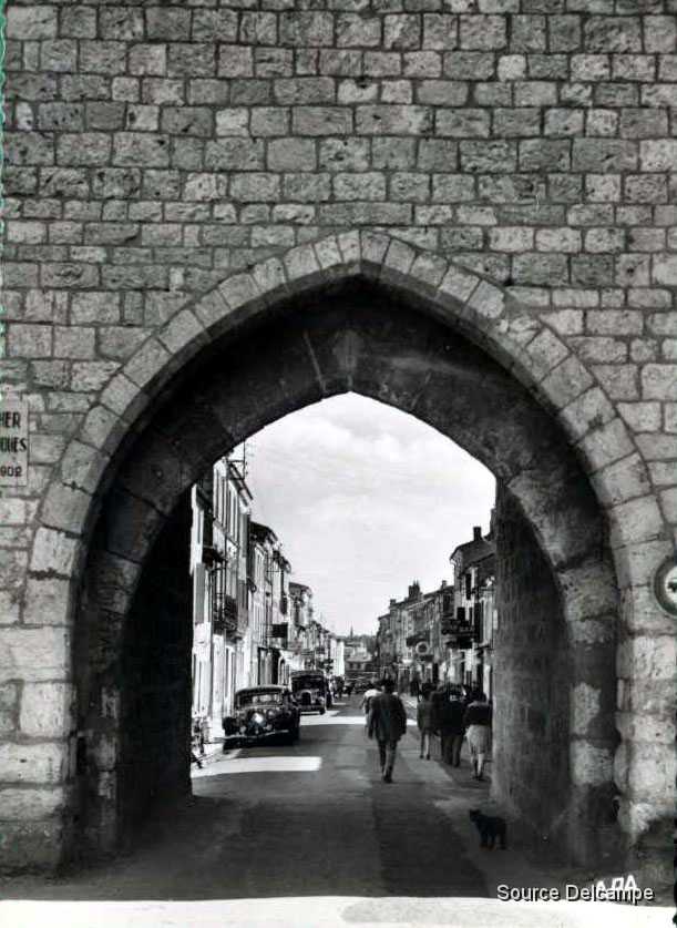 47 Villeneuve sur Lot Porte de Pujols.jpg